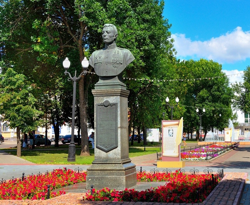 Памятник В.С. Петрову в Тамбове